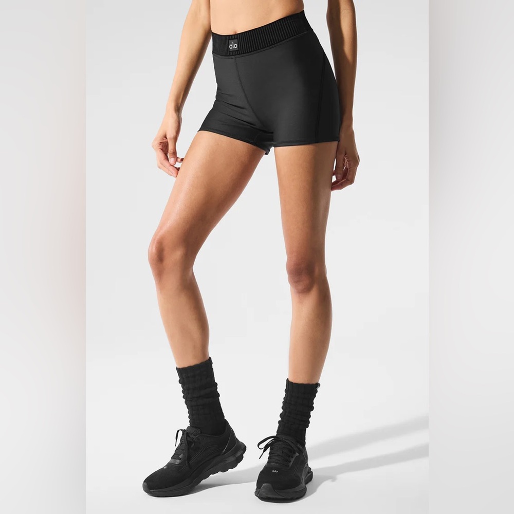 ALO YOGA | ✨NEW✨ Airlift High-Waist Line Up Short in Black